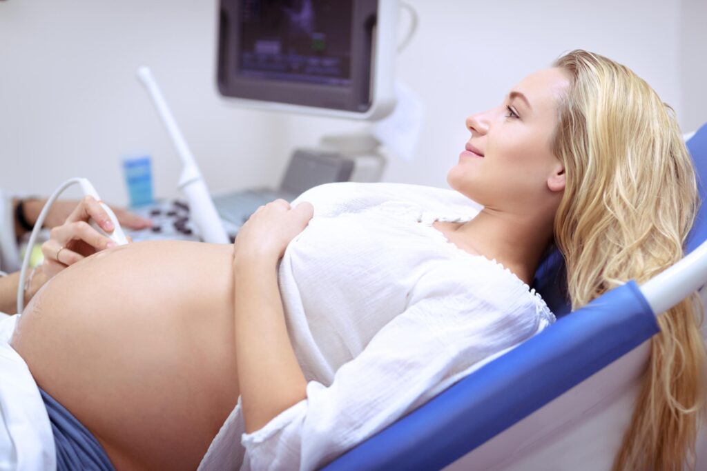 pregnant woman on ultrasound 2023 11 27 05 28 19 utc