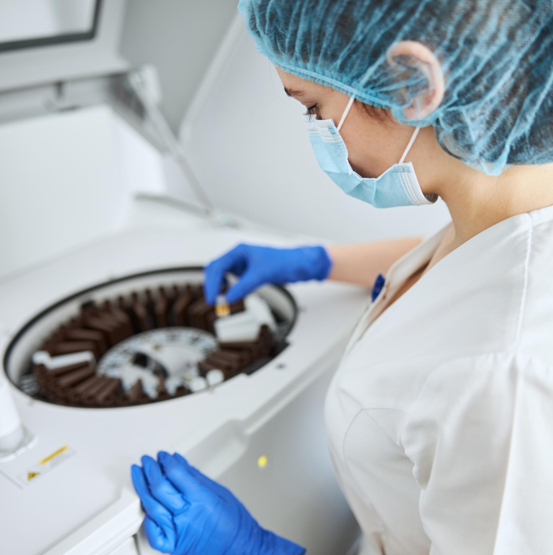 lab technician placing a serum vial into the sampl 2023 11 27 04 54 02 utc2